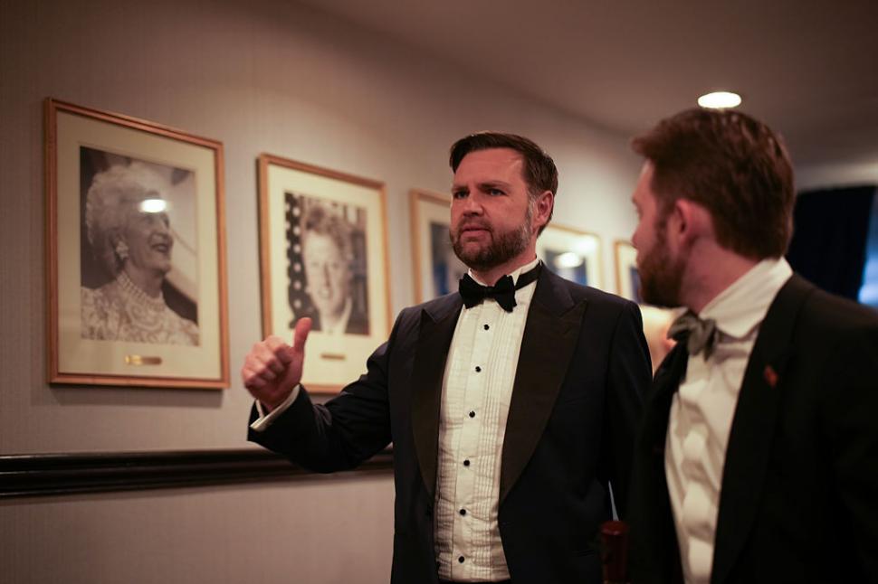 VIDEO. Momentul în care Trump și JD Vance sunt evacuați după atacul armat. După focurile de arme, invitații s-au ascuns sub mese  1063634