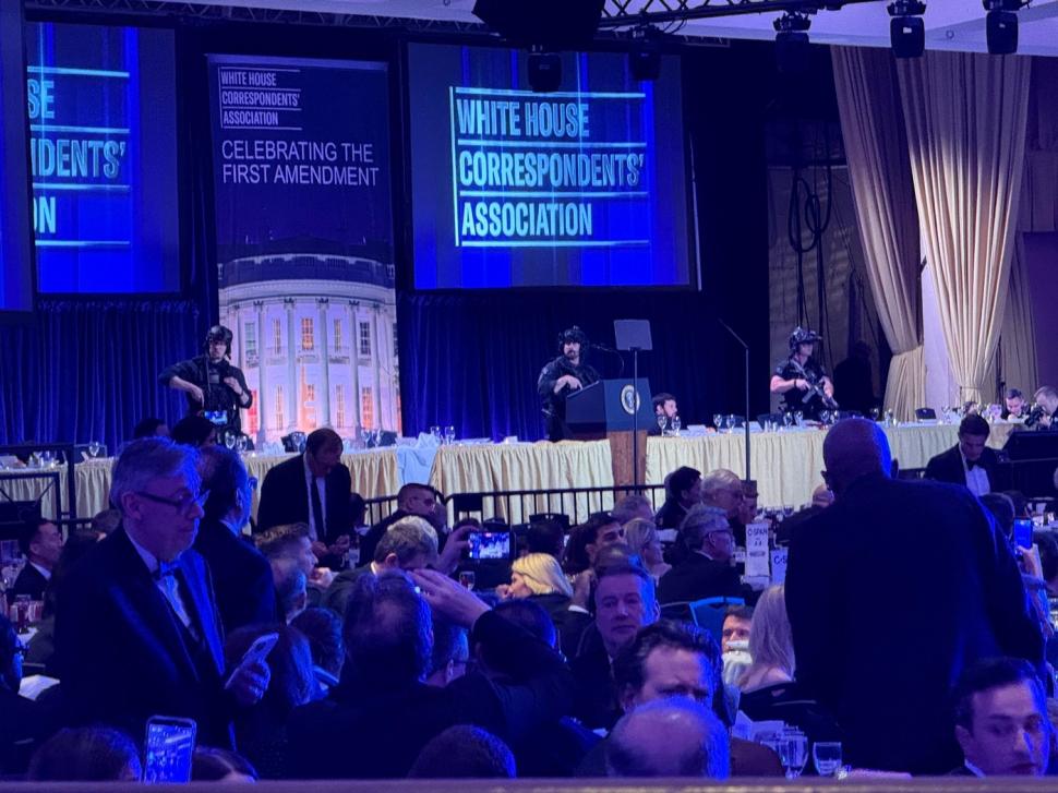 VIDEO. Momentul în care Trump și JD Vance sunt evacuați după atacul armat. După focurile de arme, invitații s-au ascuns sub mese  1063654