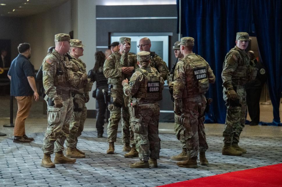 VIDEO. Momentul în care Trump și JD Vance sunt evacuați după atacul armat. După focurile de arme, invitații s-au ascuns sub mese  1063655