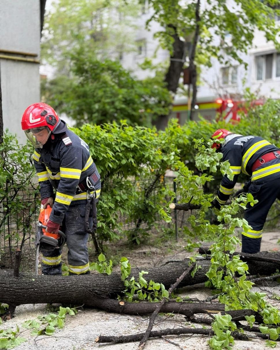 Zeci de acoperișuri au fost smulse de vântul puternic, sunt avarii la rețeaua de energie electrică în 138 de localități 1063736