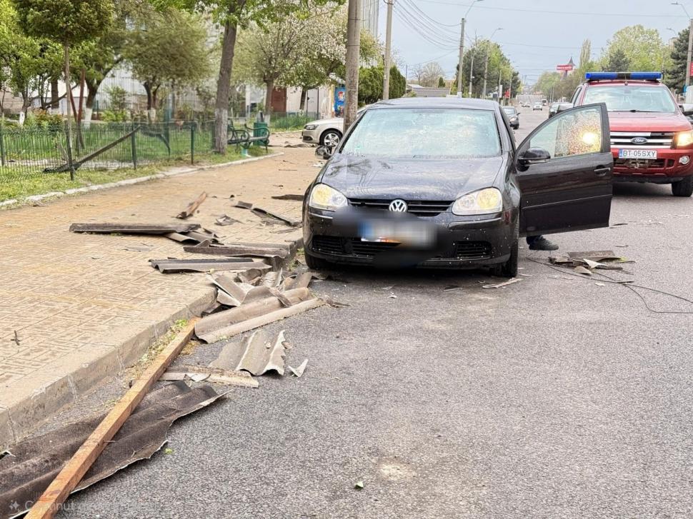 Zeci de acoperișuri au fost smulse de vântul puternic, sunt avarii la rețeaua de energie electrică în 138 de localități 1063737