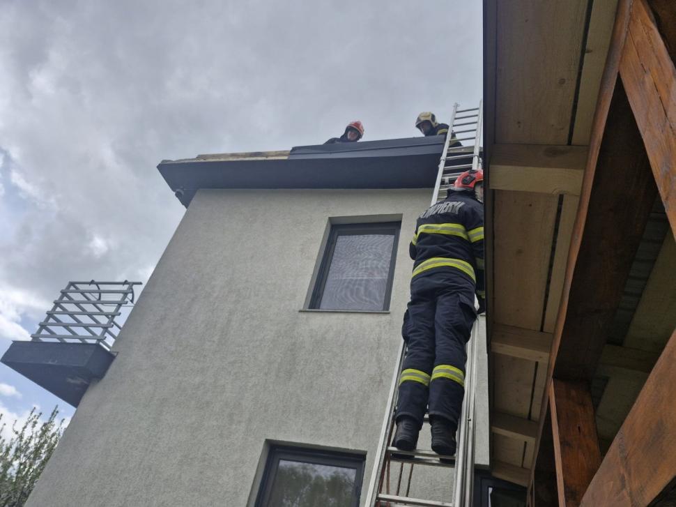 Zeci de acoperișuri au fost smulse de vântul puternic, sunt avarii la rețeaua de energie electrică în 138 de localități 1063738