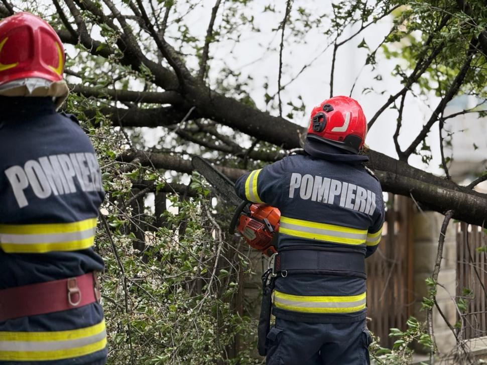 Zeci de acoperișuri au fost smulse de vântul puternic, sunt avarii la rețeaua de energie electrică în 138 de localități 1063740