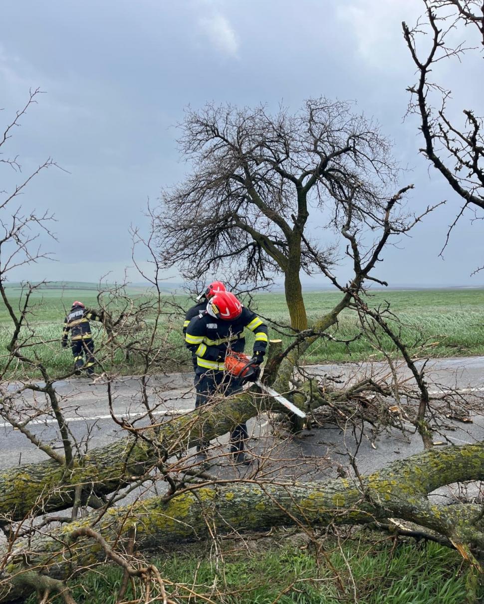 Zeci de acoperișuri au fost smulse de vântul puternic, sunt avarii la rețeaua de energie electrică în 138 de localități 1063741