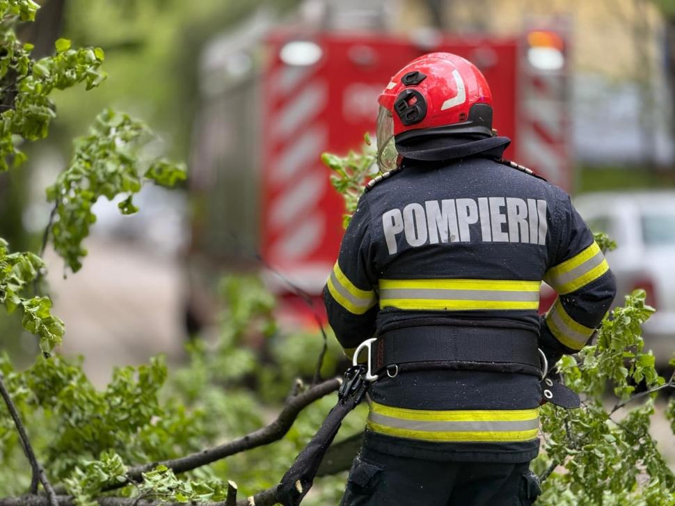 Zeci de acoperișuri au fost smulse de vântul puternic, sunt avarii la rețeaua de energie electrică în 138 de localități 1063742