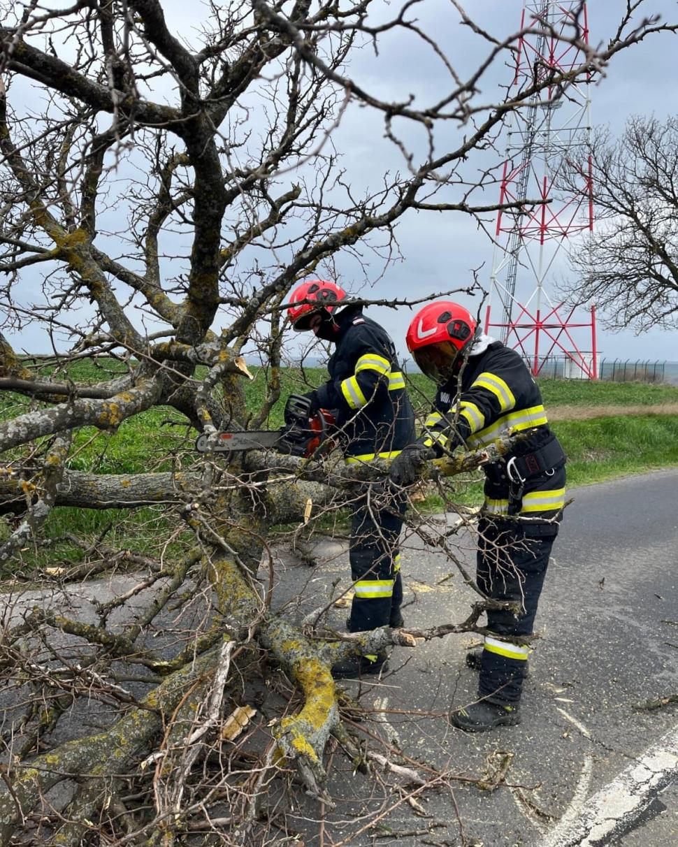 Zeci de acoperișuri au fost smulse de vântul puternic, sunt avarii la rețeaua de energie electrică în 138 de localități 1063743