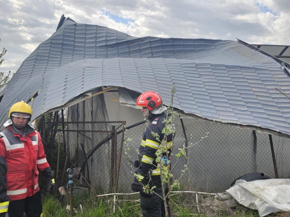 Zeci de acoperișuri au fost smulse de vântul puternic, sunt avarii la rețeaua de energie electrică în 138 de localități 1063744