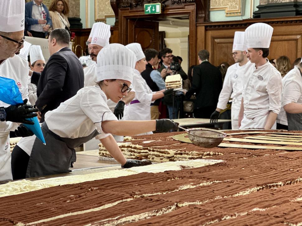 Cel mai lung tiramisu din lume tocmai a intrat în Cartea Recordurilor, la Londra: Cum arată desertul uriaș, de peste 400 de metri 1064036