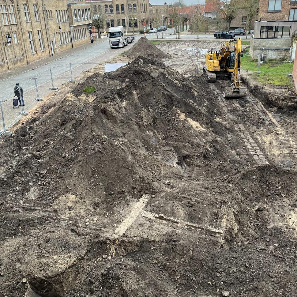 Descoperire arheologică surpriză, pe șantierul primăriei: 500 de ghiulele medievale au fost găsite în centrul unui oraș din Belgia 1063947