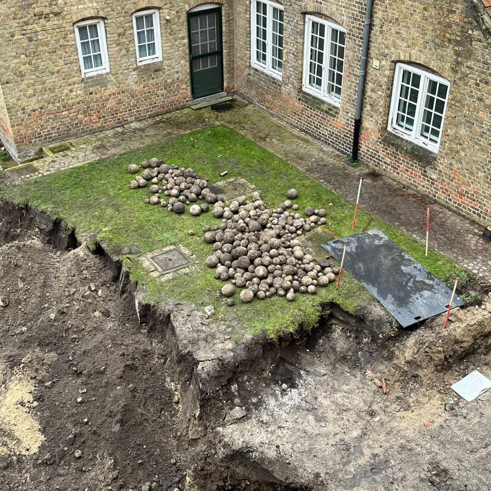 Descoperire arheologică surpriză, pe șantierul primăriei: 500 de ghiulele medievale au fost găsite în centrul unui oraș din Belgia 1063948