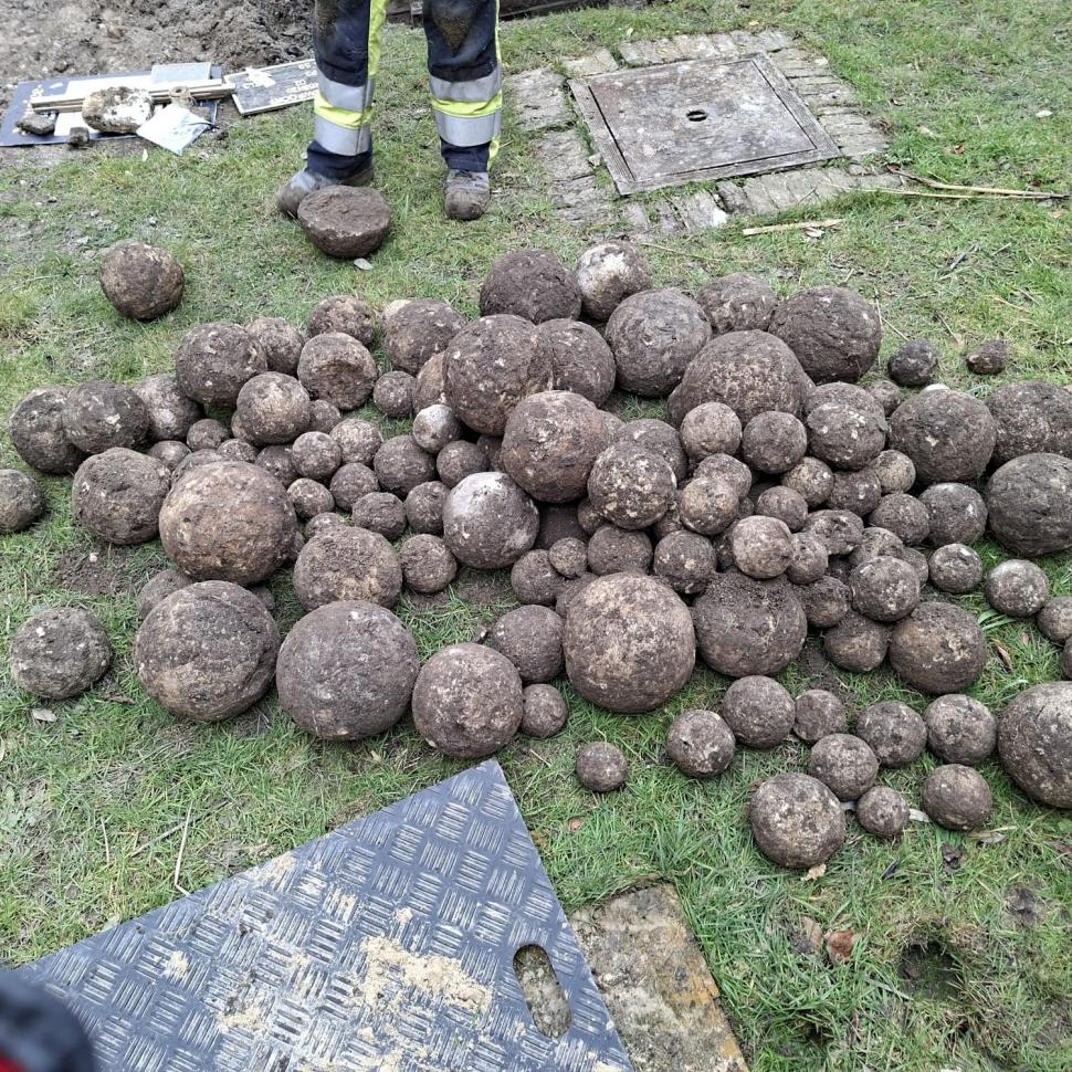 Descoperire arheologică surpriză, pe șantierul primăriei: 500 de ghiulele medievale au fost găsite în centrul unui oraș din Belgia 1063950