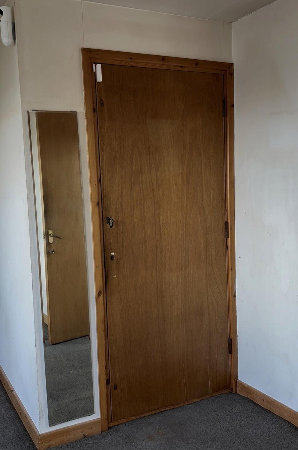 Surpriză uriașă pentru o femeie care a crezut că și-a cumpărat un apartament cu debara. Când i-a deschis ușa a avut un șoc  1063958