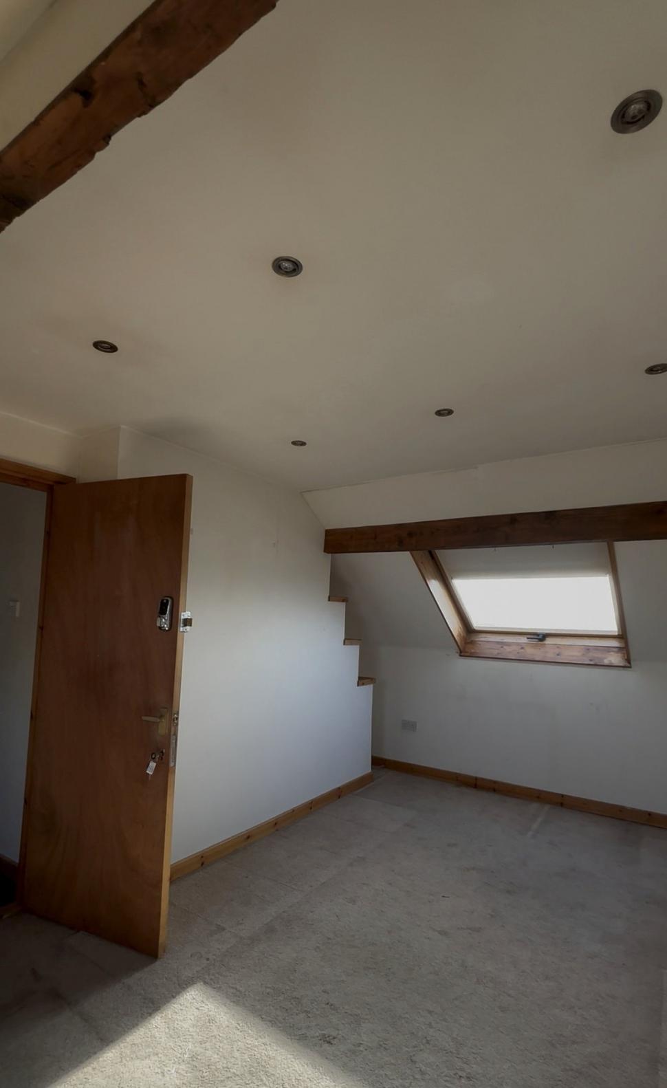 Surpriză uriașă pentru o femeie care a crezut că și-a cumpărat un apartament cu debara. Când i-a deschis ușa a avut un șoc  1063959