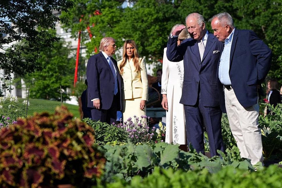 Regele Charles și Regina Camilla au fost așteptați de Donald Trump cu un stup de albine de forma Casei Albe 1064167