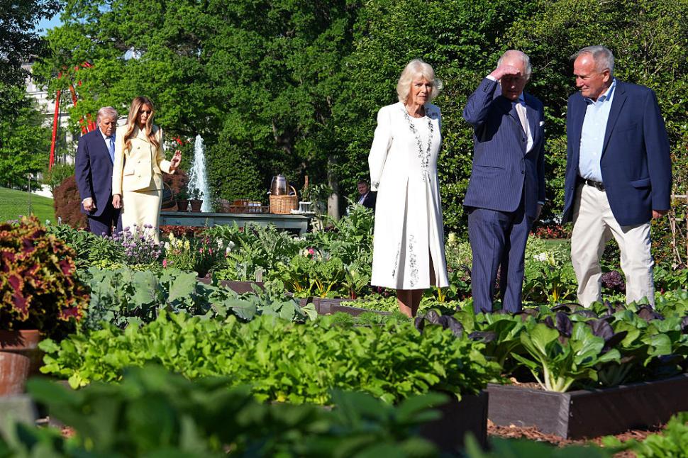 Regele Charles și Regina Camilla au fost așteptați de Donald Trump cu un stup de albine de forma Casei Albe 1064170