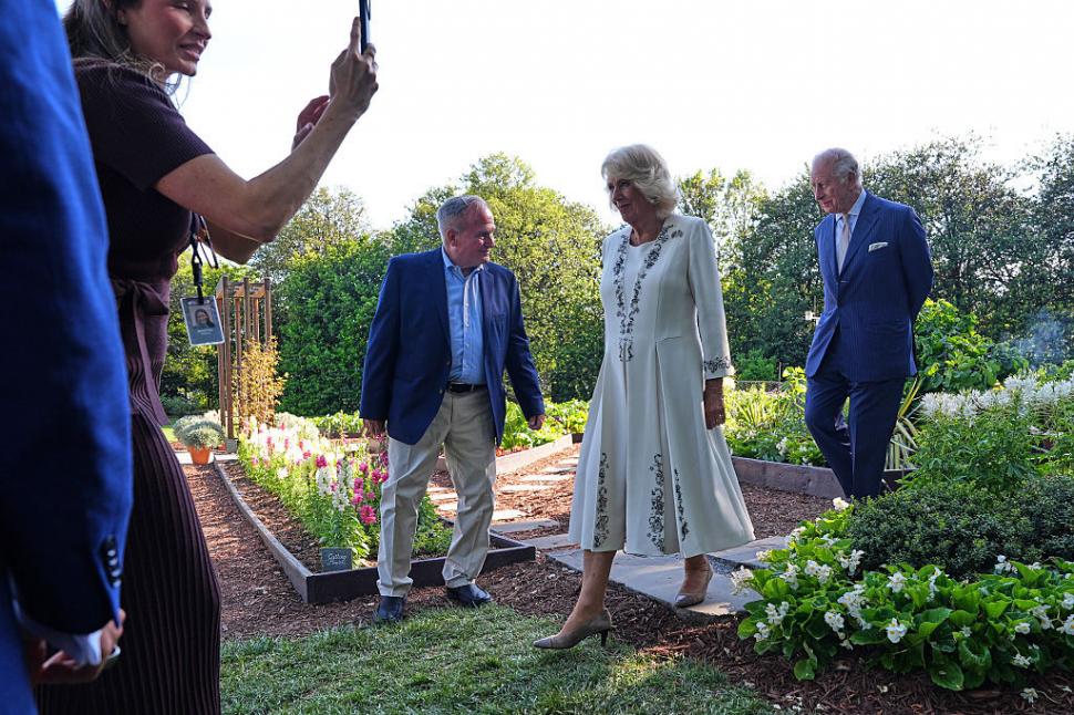 Regele Charles și Regina Camilla au fost așteptați de Donald Trump cu un stup de albine de forma Casei Albe 1064171