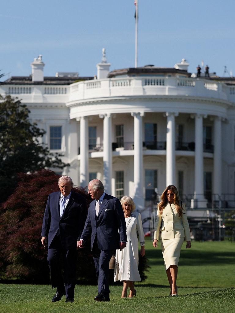 Regele Charles și Regina Camilla au fost așteptați de Donald Trump cu un stup de albine de forma Casei Albe 1064173