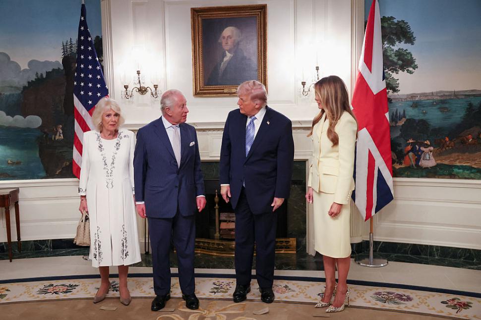 Regele Charles și Regina Camilla au fost așteptați de Donald Trump cu un stup de albine de forma Casei Albe 1064176