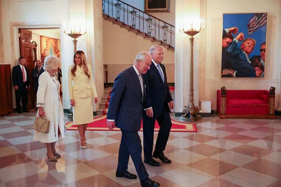 Regele Charles și Regina Camilla au fost așteptați de Donald Trump cu un stup de albine de forma Casei Albe 1064180