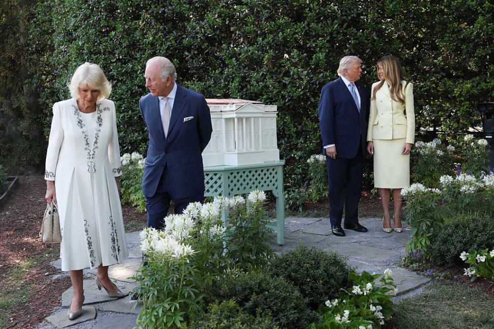 Regele Charles și Regina Camilla au fost așteptați de Donald Trump cu un stup de albine de forma Casei Albe 1064182