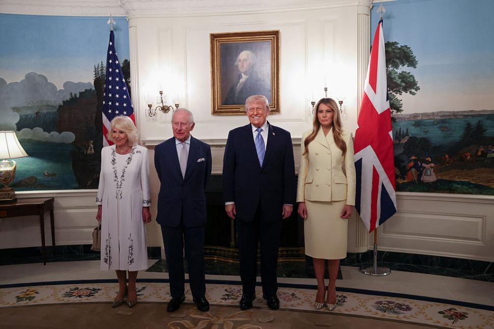 Regele Charles și Regina Camilla au fost așteptați de Donald Trump cu un stup de albine de forma Casei Albe 1064184