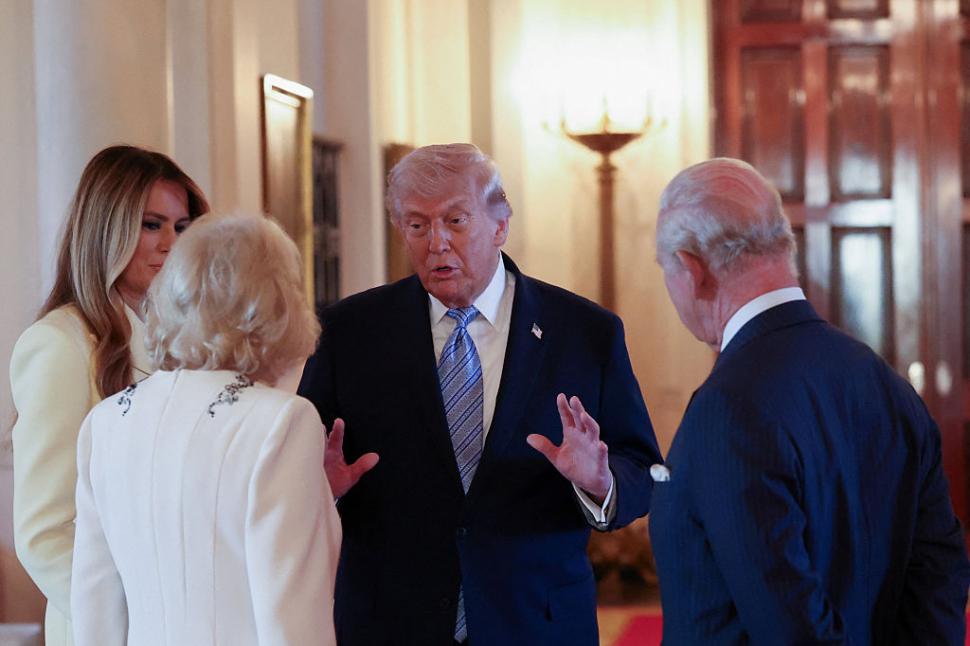 Regele Charles și Regina Camilla au fost așteptați de Donald Trump cu un stup de albine de forma Casei Albe 1064185
