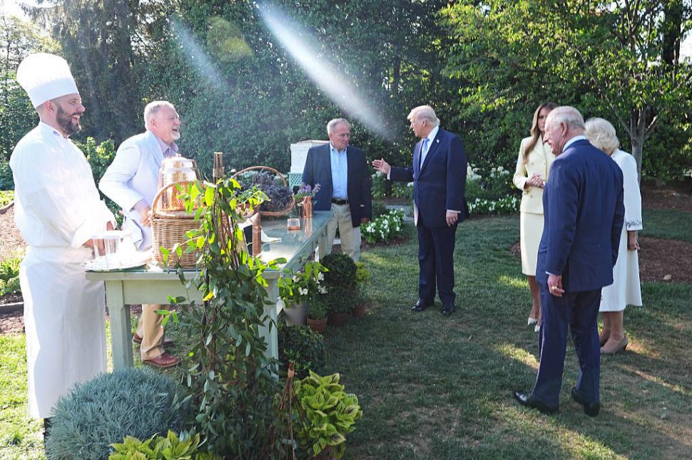 Regele Charles și Regina Camilla au fost așteptați de Donald Trump cu un stup de albine de forma Casei Albe 1064186