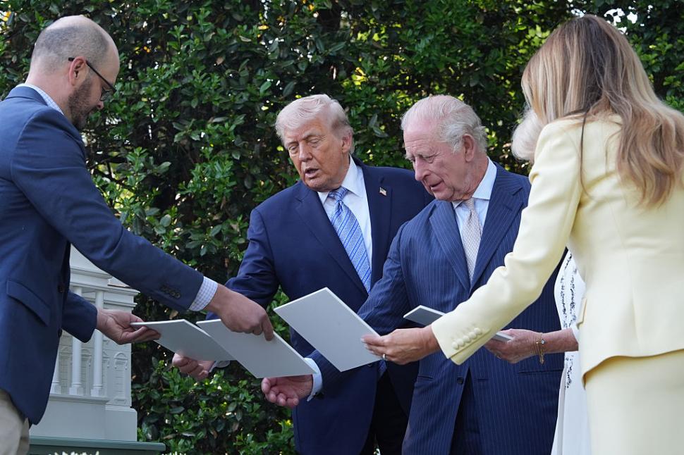 Regele Charles și Regina Camilla au fost așteptați de Donald Trump cu un stup de albine de forma Casei Albe 1064190