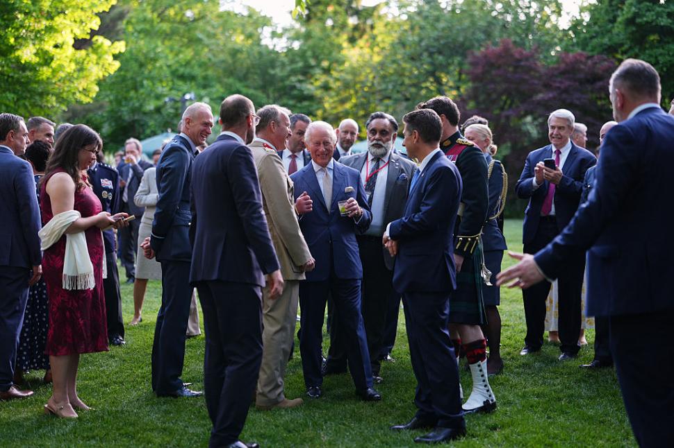 Regele Charles și Regina Camilla au fost așteptați de Donald Trump cu un stup de albine de forma Casei Albe 1064193