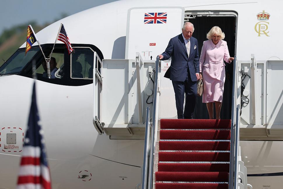 Regele Charles și Regina Camilla au fost așteptați de Donald Trump cu un stup de albine de forma Casei Albe 1064194