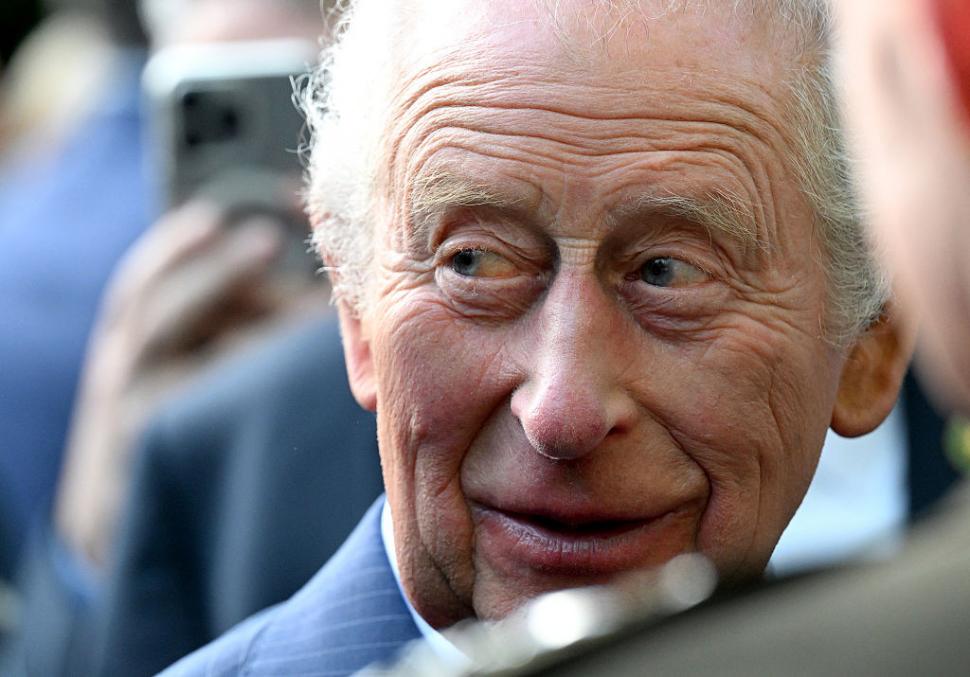 Regele Charles și Regina Camilla au fost așteptați de Donald Trump cu un stup de albine de forma Casei Albe 1064197