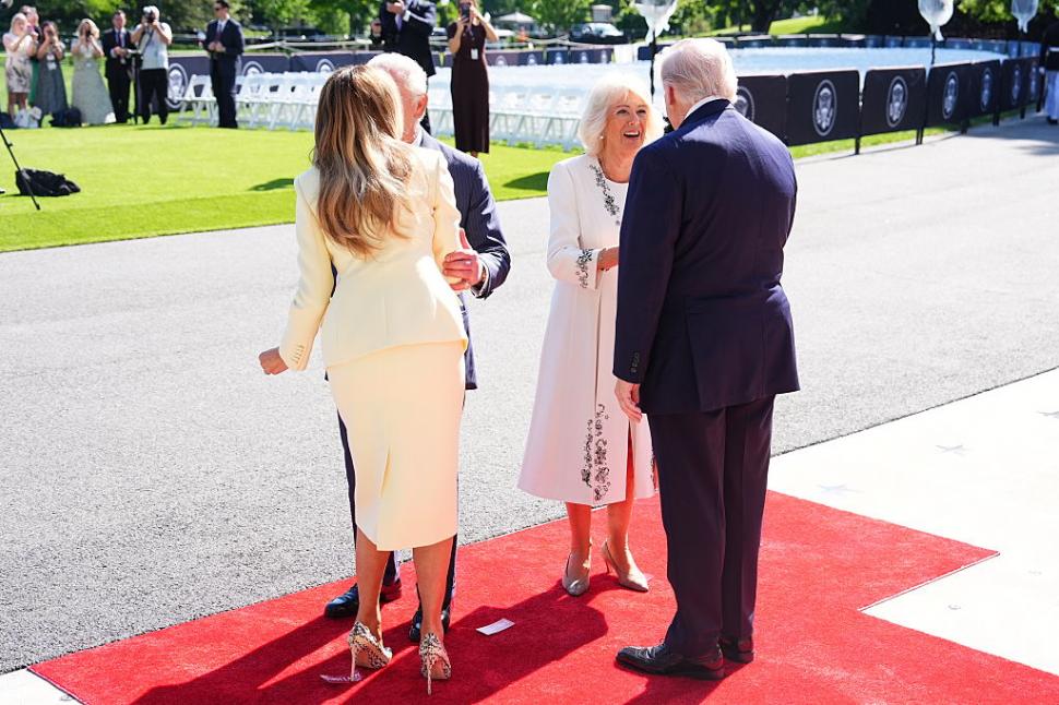 Regele Charles și Regina Camilla au fost așteptați de Donald Trump cu un stup de albine de forma Casei Albe 1064200