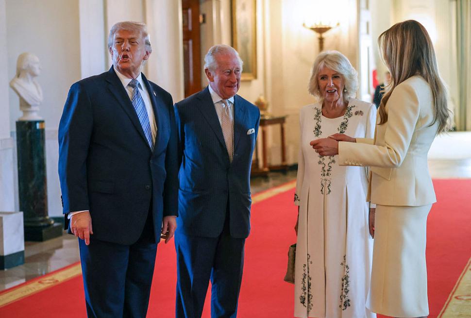 Regele Charles și Regina Camilla au fost așteptați de Donald Trump cu un stup de albine de forma Casei Albe 1064201