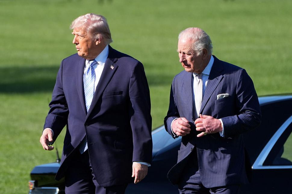 Regele Charles și Regina Camilla au fost așteptați de Donald Trump cu un stup de albine de forma Casei Albe 1064202