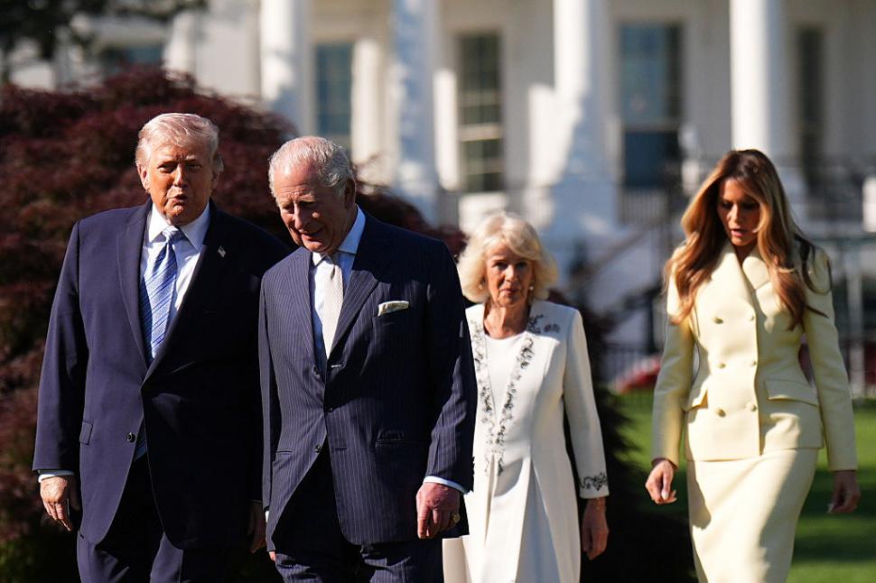 Regele Charles și Regina Camilla au fost așteptați de Donald Trump cu un stup de albine de forma Casei Albe 1064204