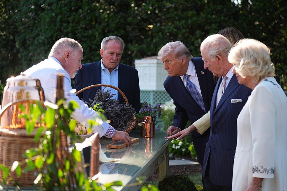 Regele Charles și Regina Camilla au fost așteptați de Donald Trump cu un stup de albine de forma Casei Albe 1064206