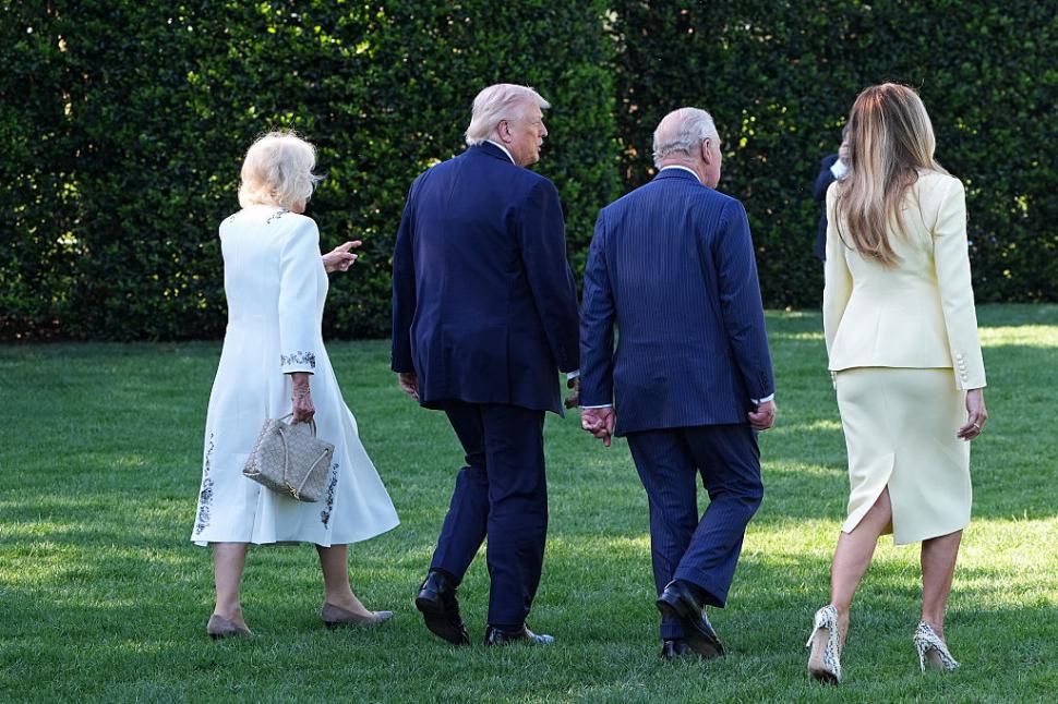 Regele Charles și Regina Camilla au fost așteptați de Donald Trump cu un stup de albine de forma Casei Albe 1064209