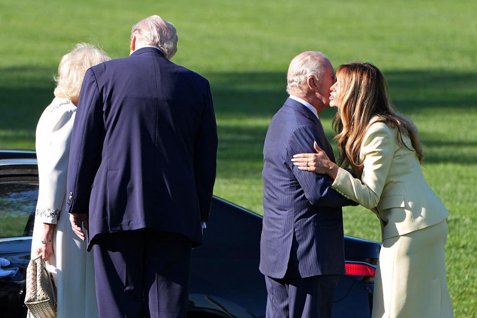 Regele Charles și Regina Camilla au fost așteptați de Donald Trump cu un stup de albine de forma Casei Albe 1064210