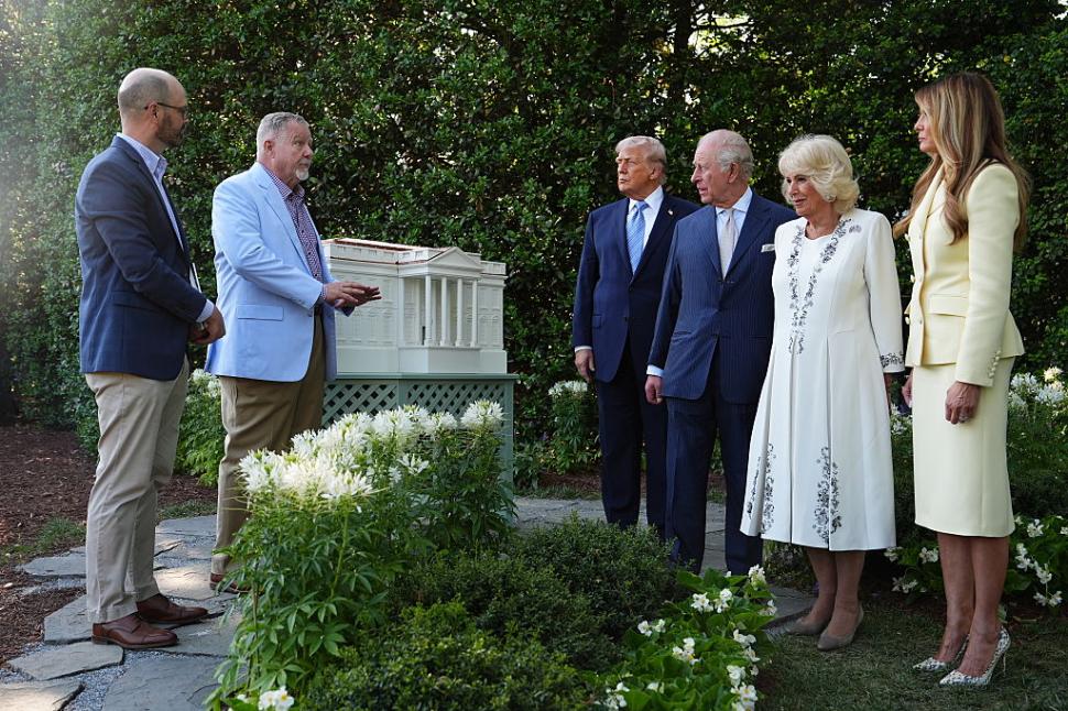 Regele Charles și Regina Camilla au fost așteptați de Donald Trump cu un stup de albine de forma Casei Albe 1064212