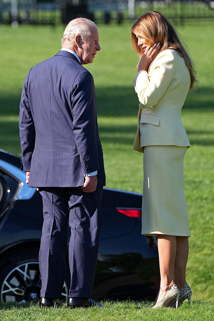 Regele Charles și Regina Camilla au fost așteptați de Donald Trump cu un stup de albine de forma Casei Albe 1064213