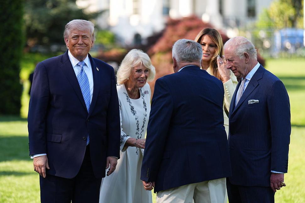 Regele Charles și Regina Camilla au fost așteptați de Donald Trump cu un stup de albine de forma Casei Albe 1064214