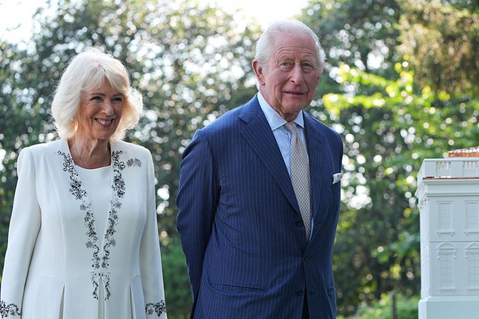 Regele Charles și Regina Camilla au fost așteptați de Donald Trump cu un stup de albine de forma Casei Albe 1064216