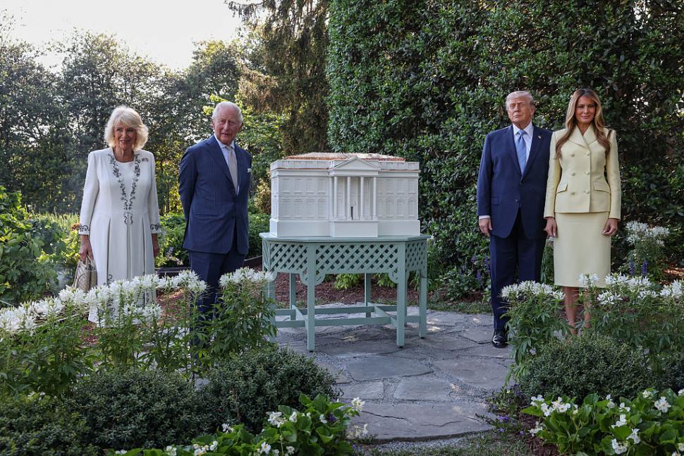 Regele Charles și Regina Camilla au fost așteptați de Donald Trump cu un stup de albine de forma Casei Albe 1064218