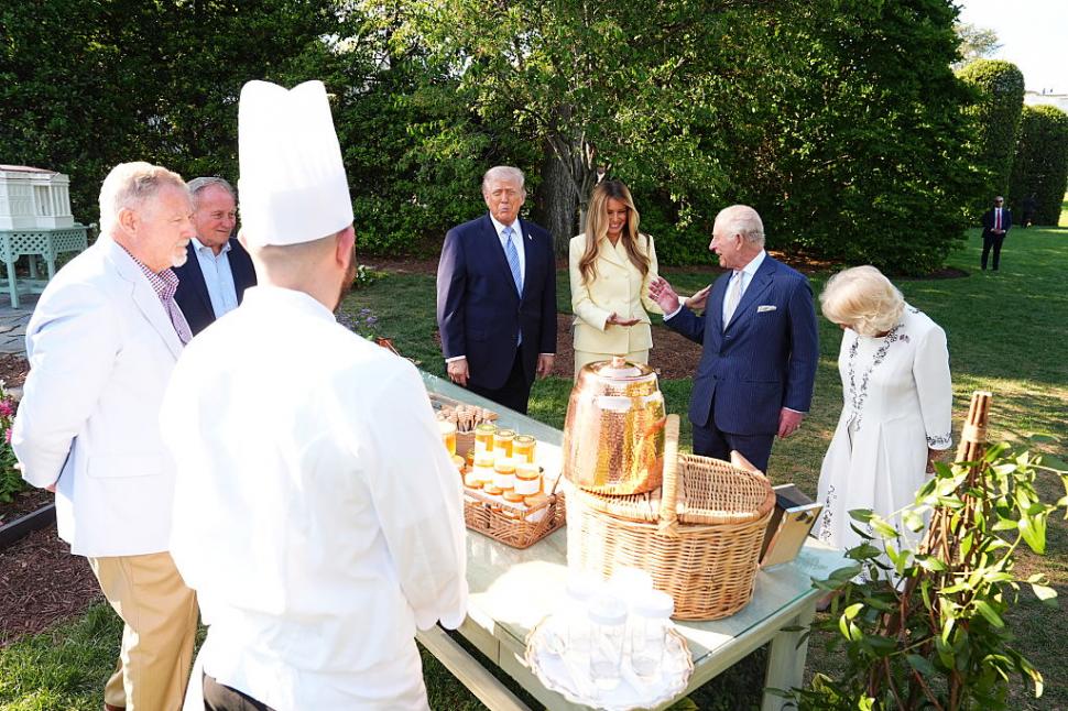 Regele Charles și Regina Camilla au fost așteptați de Donald Trump cu un stup de albine de forma Casei Albe 1064219