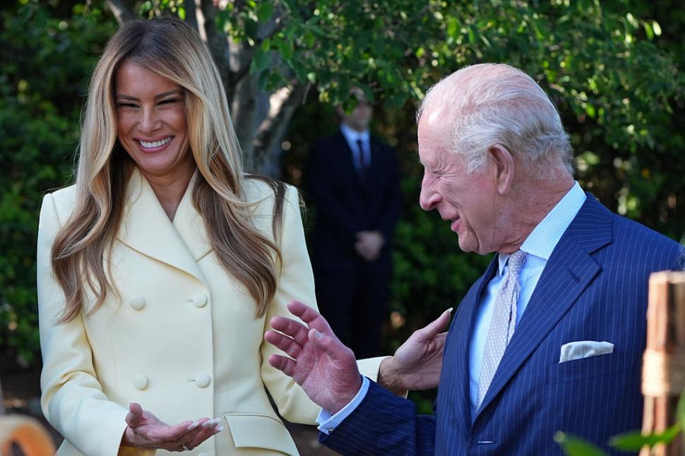 Regele Charles și Regina Camilla au fost așteptați de Donald Trump cu un stup de albine de forma Casei Albe 1064220