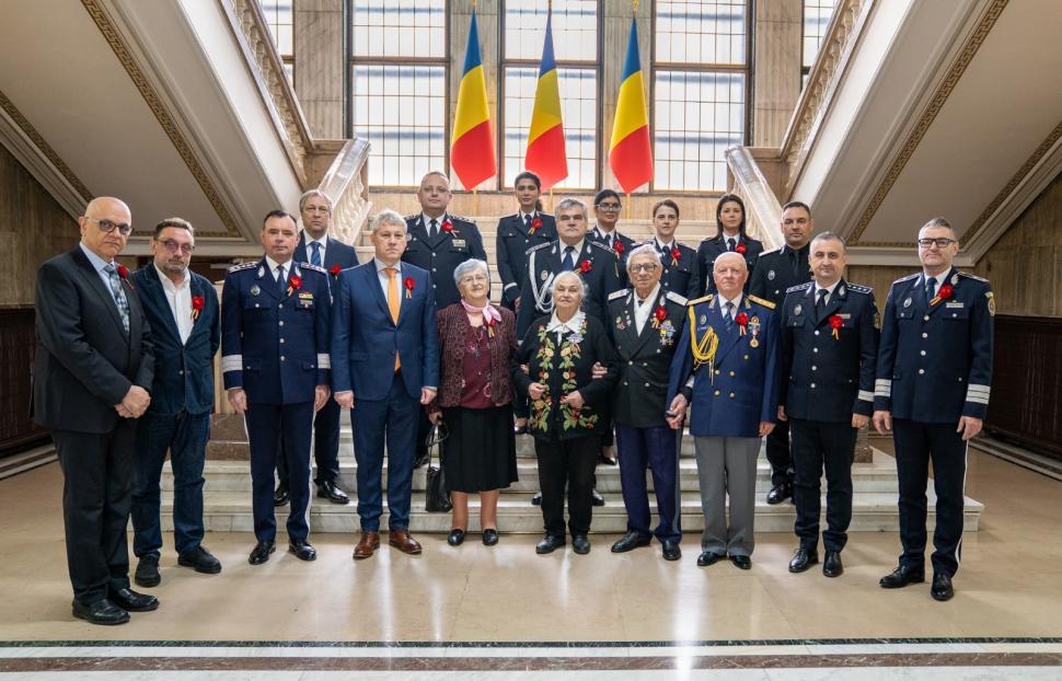 Cătălin Predoiu a oferit diplome de recunoaștere a meritelor, de Ziua Veteranilor de Război. "Sunt o lecție vie despre iubire de țară" 1064706