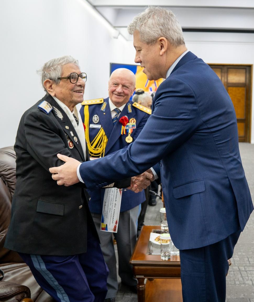 Cătălin Predoiu a oferit diplome de recunoaștere a meritelor, de Ziua Veteranilor de Război. "Sunt o lecție vie despre iubire de țară" 1064707