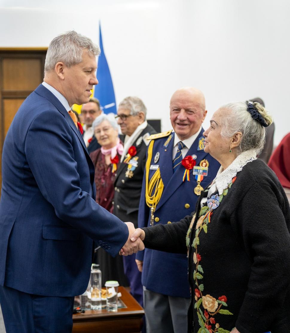 Cătălin Predoiu a oferit diplome de recunoaștere a meritelor, de Ziua Veteranilor de Război. "Sunt o lecție vie despre iubire de țară" 1064708