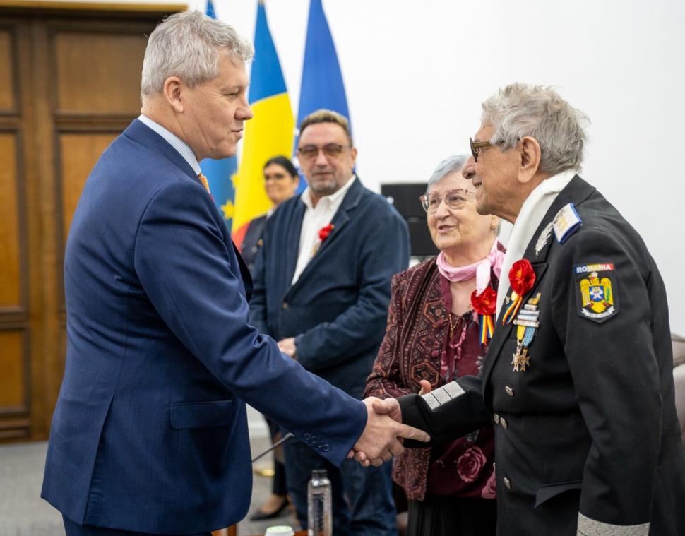 Cătălin Predoiu a oferit diplome de recunoaștere a meritelor, de Ziua Veteranilor de Război. "Sunt o lecție vie despre iubire de țară" 1064709
