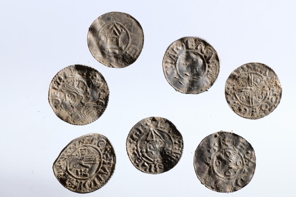 Descoperire arheologică unică de tezaur: S-au găsit 3.000 de monede de argint pe un câmp. E cea mai mare comoară vikingă din Norvegia 1065002